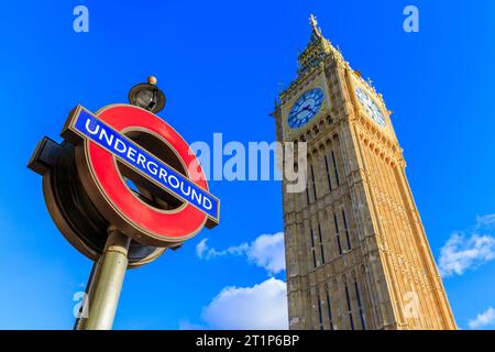 Londres, Angleterre, Royaume-Uni - 14 mars 2023 : la tour de l'horloge Big Ben et le panneau du métro de Londres. Banque D'Images