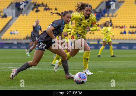 Wellington, Nouvelle-Zélande. 15 octobre 2023. Bryleeh Henry (22, Melbourne City) cherche à battre Michaela Foster (13, Wellington Phoenix) à l'extérieur. Wellington Phoenix contre Melbourne City. Women's A-League. Wellington. Nouvelle-Zélande. (Joe SERCI/SPP) crédit : SPP Sport Press photo. /Alamy Live News Banque D'Images