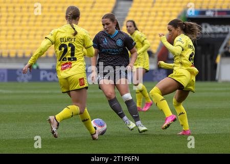 Wellington, Nouvelle-Zélande. 15 octobre 2023. Leticia McKenna (6, Melbourne City) entourée par des adversaires de Wellington Phoenix. Wellington Phoenix contre Melbourne City. Women's A-League. Wellington. Nouvelle-Zélande. (Joe SERCI/SPP) crédit : SPP Sport Press photo. /Alamy Live News Banque D'Images