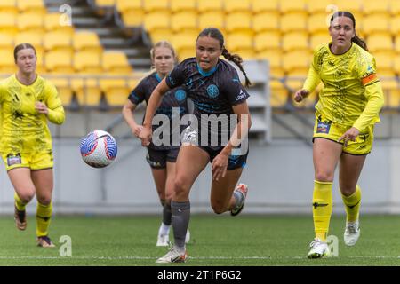 Wellington, Nouvelle-Zélande. 15 octobre 2023. Bryleeh Henry (22, Melbourne City) mène la poursuite du ballon. Wellington Phoenix contre Melbourne City. Women's A-League. Wellington. Nouvelle-Zélande. (Joe SERCI/SPP) crédit : SPP Sport Press photo. /Alamy Live News Banque D'Images