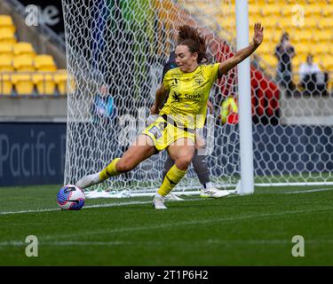 Wellington, Nouvelle-Zélande. 15 octobre 2023. Mackenzie Barry (4, Wellington Phoenix) s’étire pour dégager le ballon de la ligne de but. Wellington Phoenix contre Melbourne City. Women's A-League. Wellington. Nouvelle-Zélande. (Joe SERCI/SPP) crédit : SPP Sport Press photo. /Alamy Live News Banque D'Images