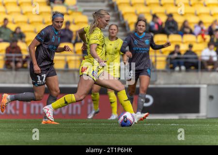 Wellington, Nouvelle-Zélande. 15 octobre 2023. Marissa van der Meer (5, Wellington Phoenix) composée avec balle semble se dégager de la défense. Wellington Phoenix contre Melbourne City. Women's A-League. Wellington. Nouvelle-Zélande. (Joe SERCI/SPP) crédit : SPP Sport Press photo. /Alamy Live News Banque D'Images