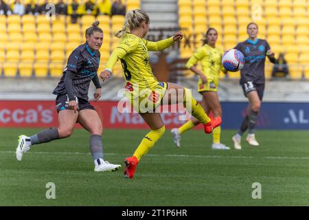 Wellington, Nouvelle-Zélande. 15 octobre 2023. Hailey Davidson (18, Wellington Phoenix) s’étire pour pousser le ballon vers l’avant. Wellington Phoenix contre Melbourne City. Women's A-League. Wellington. Nouvelle-Zélande. (Joe SERCI/SPP) crédit : SPP Sport Press photo. /Alamy Live News Banque D'Images