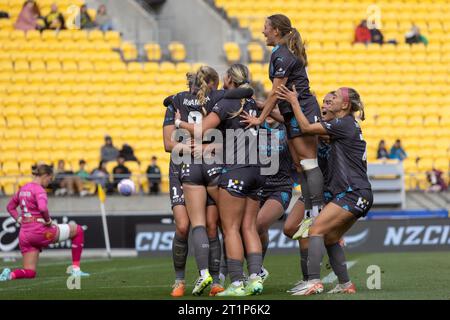 Wellington, Nouvelle-Zélande. 15 octobre 2023. Hannah Wilkinson (17, Melbourne City) célèbre avoir marqué son but avec ses coéquipiers. Wellington Phoenix contre Melbourne City. Women's A-League. Wellington. Nouvelle-Zélande. (Joe SERCI/SPP) crédit : SPP Sport Press photo. /Alamy Live News Banque D'Images