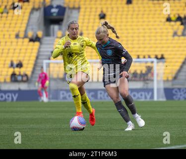 Wellington, Nouvelle-Zélande. 15 octobre 2023. Hailey Davidson (18, Wellington Phoenix) est sur le point de défier Holly McNamara (9, Melbourne City) pour le ballon. Wellington Phoenix contre Melbourne City. Women's A-League. Wellington. Nouvelle-Zélande. (Joe SERCI/SPP) crédit : SPP Sport Press photo. /Alamy Live News Banque D'Images