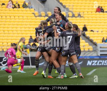 Wellington, Nouvelle-Zélande. 15 octobre 2023. Hannah Wilkinson (17, Melbourne City) célèbre avoir marqué son but avec ses coéquipiers. Wellington Phoenix contre Melbourne City. Women's A-League. Wellington. Nouvelle-Zélande. (Joe SERCI/SPP) crédit : SPP Sport Press photo. /Alamy Live News Banque D'Images