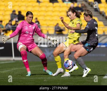 Wellington, Nouvelle-Zélande. 15 octobre 2023. Mackenzie Barry (4, Wellington Phoenix) s'apprête à défier Rhianna Pollicina (10, Melbourne City). Wellington Phoenix contre Melbourne City. Women's A-League. Wellington. Nouvelle-Zélande. (Joe SERCI/SPP) crédit : SPP Sport Press photo. /Alamy Live News Banque D'Images