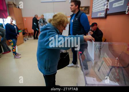 Wroclaw, Wroclaw, Pologne. 15 octobre 2023. Le 15 octobre 2023 est la date des élections au Sejm et au Sénat en Pologne. L’opposition compte sur la victoire et le parti au pouvoir fera tout pour maintenir le pouvoir. (Image de crédit : © Krzysztof Zatycki/ZUMA Press Wire) USAGE ÉDITORIAL SEULEMENT! Non destiné à UN USAGE commercial ! Banque D'Images