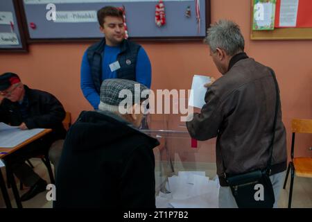 Wroclaw, Wroclaw, Pologne. 15 octobre 2023. Le 15 octobre 2023 est la date des élections au Sejm et au Sénat en Pologne. L’opposition compte sur la victoire et le parti au pouvoir fera tout pour maintenir le pouvoir. (Image de crédit : © Krzysztof Zatycki/ZUMA Press Wire) USAGE ÉDITORIAL SEULEMENT! Non destiné à UN USAGE commercial ! Banque D'Images