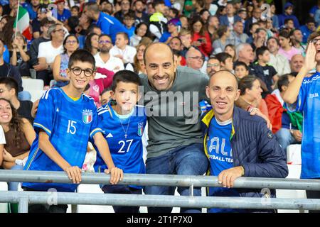 Bari, Pouilles, Italie. 14 octobre 2023. Bari 14/10/2023, pendant le match de football valable pour les qualifications européennes de l'UEFA, entre les équipes nationales d'Italie et de Malte au stade San Nicola à Bari.dans l'image : Supporters Italie (image de crédit : © Fabio Sasso/ZUMA Press Wire) USAGE ÉDITORIAL SEULEMENT! Non destiné à UN USAGE commercial ! Banque D'Images