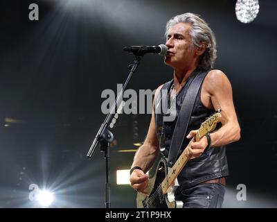 Torino, Italie. 14 octobre 2023. Ligabue lors du ''Dedicato a Noi-Indoor Tour 2023'' à Turin, le 14 octobre 2023 (photo de Loris Roselli/NurPhoto) crédit : NurPhoto SRL/Alamy Live News Banque D'Images