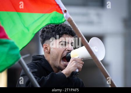 Nahostkonflikt - Pro-Palästina Kundgebung in Frankfurt am main Hunderte Menschen beteiligen sich am 14.10.2023 an einer Pro-Palästina-Demonstration in Frankfurt am main. Die Kundgebung wird von einem massiven Polizeiaufgebot begleitet. Nach dem Terrorangriff der Hamas auf Israel kam es deutschlandweit zu zahlreichen Reaktionen. Frankfurt am main Goetheplatz Hessen Deutschland *** Moyen-Orient Conflict Pro Palestine rassemblement à Francfort-sur-le-main des centaines de personnes participent à une manifestation pro-Palestine à Francfort-sur-le-main le 14 10 2023 le rassemblement est accompagné par un contingent massif de policiers Banque D'Images