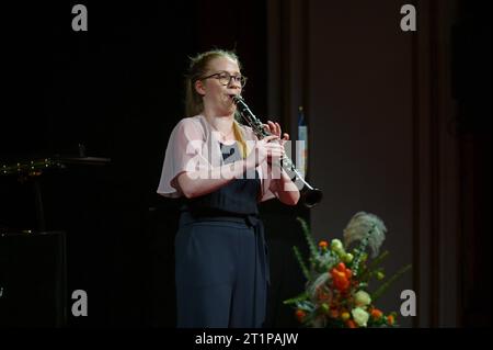 18. Verleihung des Kiwanis Kunstpreises an talentierte Jugendliche Musikerinnen, im Stadttheater Gmunden, Am. 13.10.2023. DAS Bild zeigt den die jungen Klarinettistin Miriam Reisenberger 2023 - 18. Verleihung des Kiwanis Kunstpreises an talentierte Jugendliche Musikerinnen, im Stadttheater Gmunden, Am 13.10.2023. *** 18 Présentation du Prix Kiwanis Art à de jeunes musiciens talentueux, au Stadttheater Gmunden, le 13 10 2023 la photo montre la jeune clarinettiste Miriam Reisenberger 2023 18 Présentation du Prix Kiwanis Art à de jeunes musiciens talentueux, au Stadttheater Gmunden, le 13 Banque D'Images