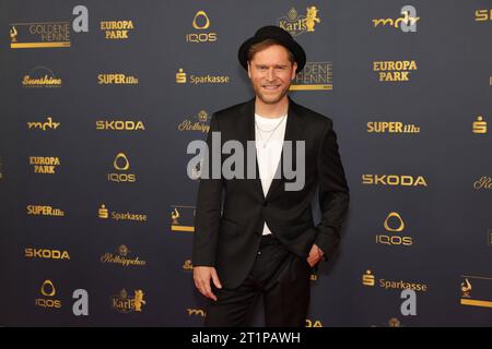 Johannes Oerding Verleihung Goldene Henne 2023 Deutscher Pop-Sänger Johannes Oerding, Nominierter in der Kategorie Musik auf dem roten Teppich. Verleihung der Goldenen Henne 2023 am 13.10.2023 im Studio 3 der Media City des MDR. Leipzig, Sachsen, Deutschland. *** Johannes Oerding cérémonie de remise des prix Golden Hen 2023 le chanteur pop allemand Johannes Oerding, nominé dans la catégorie de la musique sur le tapis rouge cérémonie de remise des prix Golden Hen 2023 le 13 10 2023 au Studio 3 de la Media City de MDR Leipzig, Saxe, Allemagne. Banque D'Images