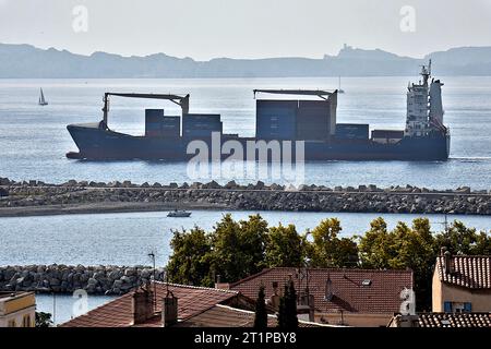 Marseille, France. 14 octobre 2023. Le porte-conteneurs OPS Hamburg arrive au port méditerranéen français de Marseille. Crédit : SOPA Images Limited/Alamy Live News Banque D'Images