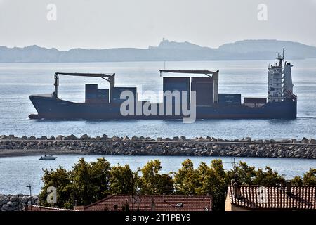 Marseille, France. 14 octobre 2023. Le porte-conteneurs OPS Hamburg arrive au port méditerranéen français de Marseille. Crédit : SOPA Images Limited/Alamy Live News Banque D'Images