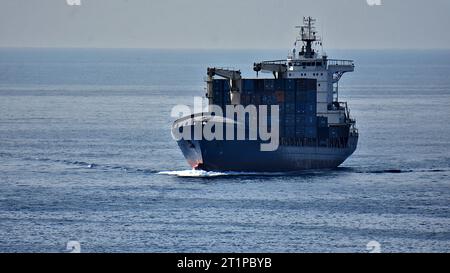 Marseille, France. 14 octobre 2023. Le porte-conteneurs OPS Hamburg arrive au port méditerranéen français de Marseille. Crédit : SOPA Images Limited/Alamy Live News Banque D'Images