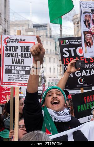 Protestation pour la Palestine après l'escalade de l'action militaire dans le conflit de la bande de Gaza entre Israël et le Hamas. Manifestant masculin en colère Banque D'Images