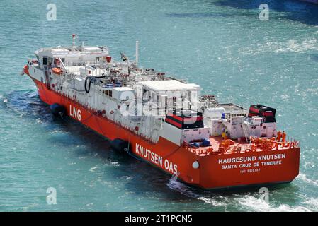 Barcelone, Espagne. 14 juillet 2023. Un méthanier arrive au port de Barcelone, en Espagne, pour ravitailler le navire de croisière « AIDAcosma » en gaz naturel liquéfié. L'AIDAcosma a été mis en service en décembre 2021 et est l'un des premiers navires de croisière au monde à fonctionner au gaz naturel liquéfié (GNL). Actuellement, le navire est ravitaillé en GNL tous les 14 jours à Barcelone, en Espagne. AIDAcosma dispose également d'une connexion électrique à terre et peut fonctionner presque sans émission pendant sa période de repos, où une alimentation correspondante est disponible dans le port. Crédit : Waltraud Grubitzsch/dpa/Alamy Live News Banque D'Images