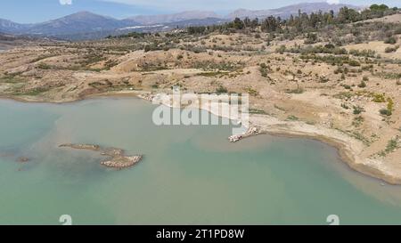 08/09/2023 Niveaux d'eau bas et rivage exposé au réservoir de La Viñuela pendant les conditions de sécheresse dans la province de Málaga, Andalousie, Espagne Banque D'Images