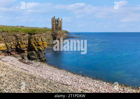 Old Keiss Castle est un château en ruine du 15e siècle situé à Keiss, Highland, en Écosse. Banque D'Images