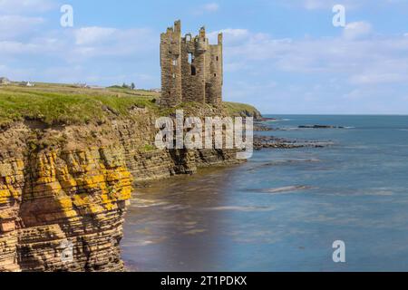 Old Keiss Castle est un château en ruine du 15e siècle situé à Keiss, Highland, en Écosse. Banque D'Images