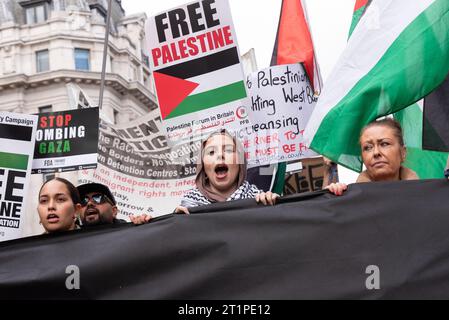 Protestation pour la Palestine après l'escalade de l'action militaire dans le conflit de la bande de Gaza entre Israël et le Hamas. Femelles menant la marche Banque D'Images