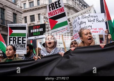 Protestation pour la Palestine après l'escalade de l'action militaire dans le conflit de la bande de Gaza entre Israël et le Hamas. Femelles menant la marche Banque D'Images