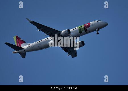 Marseille, France. 14 octobre 2023. Un avion TAP Air Portugal arrive à l’aéroport Marseille Provence. Crédit : SOPA Images Limited/Alamy Live News Banque D'Images