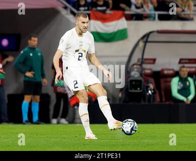 Budapest, Hongrie. 14 octobre 2023. Strahinja Pavlovic, de Serbie, passe le ballon lors du match de qualification européen de l'UEFA EURO 2024 entre la Hongrie et la Serbie au Puskas Arena le 14 octobre 2023 à Budapest, Hongrie. Crédit : Laszlo Szirtesi/Alamy Live News Banque D'Images