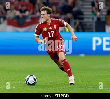 Budapest, Hongrie. 14 octobre 2023. Callum Styles de Hongrie contrôle le ballon lors du match de qualification européen de l'UEFA EURO 2024 entre la Hongrie et la Serbie au Puskas Arena le 14 octobre 2023 à Budapest, Hongrie. Crédit : Laszlo Szirtesi/Alamy Live News Banque D'Images