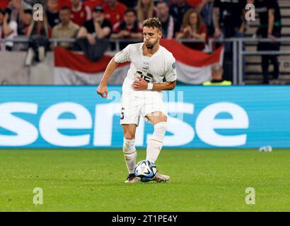 Budapest, Hongrie. 14 octobre 2023. Strahinja Erakovic, de Serbie, passe le ballon lors du match de qualification européen de l'UEFA EURO 2024 entre la Hongrie et la Serbie au Puskas Arena le 14 octobre 2023 à Budapest, Hongrie. Crédit : Laszlo Szirtesi/Alamy Live News Banque D'Images