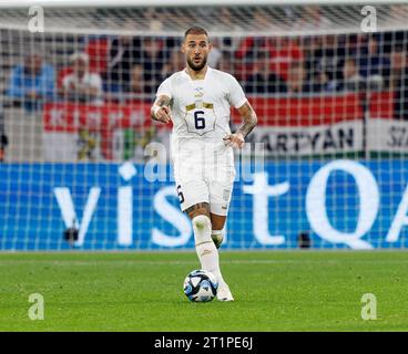 Budapest, Hongrie. 14 octobre 2023. Nemanja Gudelj, de Serbie, contrôle le ballon lors du match de qualification européen de l'UEFA EURO 2024 entre la Hongrie et la Serbie au Puskas Arena le 14 octobre 2023 à Budapest, Hongrie. Crédit : Laszlo Szirtesi/Alamy Live News Banque D'Images