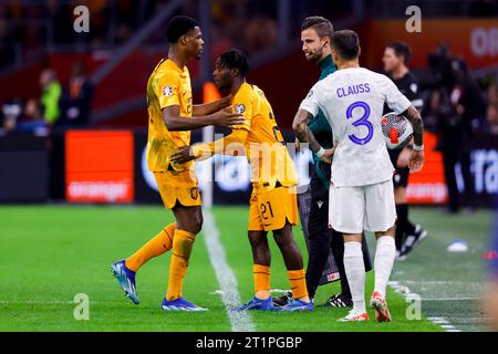 AMSTERDAM, PAYS-BAS - OCTOBRE 13 : Denzel Dumfries (pays-Bas) et Jeremie Frimpong (pays-Bas) lors du match European qualifier Group B Euro Banque D'Images