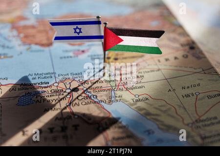 Jarusalem, Israël - 2023 octobre 14 : Israël un drapeau palestinien sur la carte géopolitique. Bande de Gaza et Cisjordanie. Conflit de guerre Banque D'Images