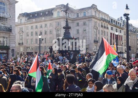 Londres, Royaume-Uni. 14 octobre 2023. Manifestants à Piccadilly Circus. Des milliers de personnes ont défilé en solidarité avec la Palestine alors que la guerre Israël-Hamas s’intensifie. Crédit : Vuk Valcic/Alamy Live News Banque D'Images
