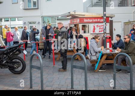 Bæjarins Beztu Pylsur Hotdog Stand Reykjavik Islande depuis 1937 populaire auprès des habitants et des touristes, servant leurs Hot Dogs Signature (Pylsur). Banque D'Images