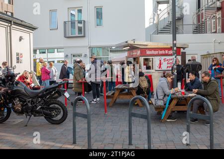 Bæjarins Beztu Pylsur Hotdog Stand Reykjavik Islande depuis 1937 populaire auprès des habitants et des touristes, servant leurs Hot Dogs Signature (Pylsur). Banque D'Images