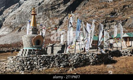 Petit sanctuaire bouddhiste, stupa dans le village de Langtang, vallée de Langtang, Népal, Asie Banque D'Images