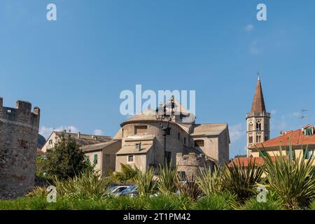 Le village médiéval de Finalborgo avec les remparts de la ville et l'église de Saint Biagio avec le clocher légèrement penché, finale Ligure, Savone Banque D'Images
