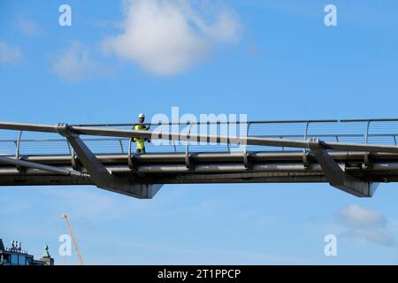 Pont Milennium, Londres, Royaume-Uni. 15 octobre 2023. Le pont Millennium est fermé pendant trois semaines en raison de travaux urgents de réparation de la partie inférieure du pont. Crédit : Matthew Chattle/Alamy Live News Banque D'Images