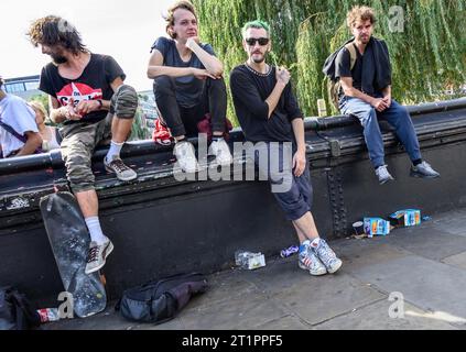 Londres, Royaume-Uni. Camden Town - jeunes gens sur le pont sur le canal Regents près de Camden Lock Banque D'Images