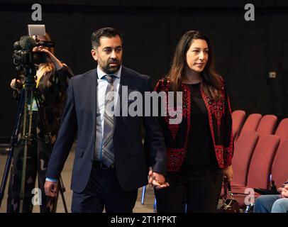 Aberdeen, Écosse, Royaume-Uni. 15 octobre 2023. Le jour d'ouverture de la 89e Conférence nationale annuelle au centre de conférences P et J Live à Aberdeen, en Écosse. Le premier ministre Humza Yousaf et son épouse Nadia El-Nakla arrivent à la conférence. Iain Masterton/Alamy Live News Banque D'Images