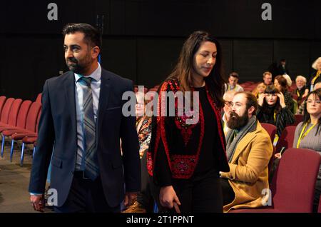 Aberdeen, Écosse, Royaume-Uni. 15 octobre 2023. Le jour d'ouverture de la 89e Conférence nationale annuelle au centre de conférences P et J Live à Aberdeen, en Écosse. Le premier ministre Humza Yousaf et son épouse Nadia El-Nakla arrivent à la conférence. Iain Masterton/Alamy Live News Banque D'Images