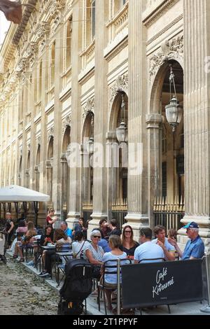 Café Kitsuné Palais Royal dans le Palais Royal, Palais et jardins avec arcades du 17e siècle de boutiques et colonnes rayées de Daniel Buren dans la cour. Banque D'Images