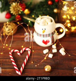 Fond de Noël avec branche de sapin, tasse de café, coeur de cannes de bonbons. Mise à plat, vue de dessus, espace de copie - image Banque D'Images