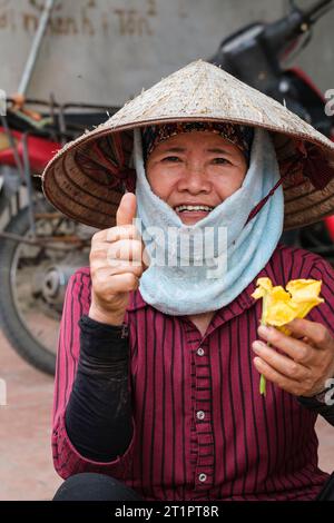 Long Khe, province de bac Ninh, Vietnam. Femme du village d'âge moyen portant un chapeau conique traditionnel. Banque D'Images