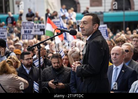 14 octobre 2023, Hesse, Francfort-sur-le-main : Mike Josef, maire de Francfort, prend la parole lors d'un rassemblement pro-israélien devant l'église Paulskirche à Francfort-sur-le-main, auquel ont participé environ 1 000 personnes. Photo : Frank Rumpenhorst/dpa/Frank Rumpenhorst/dpa Banque D'Images