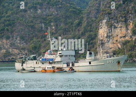 Ha long Bay, Vietnam. Bateau de sauvetage naval à la recherche des victimes d'un écrasement d'hélicoptère. Banque D'Images