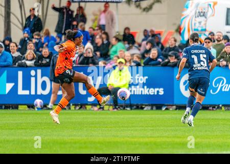 Bundoora, Australie. 15 octobre 2023. Brisbane Roar Forward Mia Corbin (#9) lance le ballon en avant. Crédit : James Forrester/Alamy Live News Banque D'Images